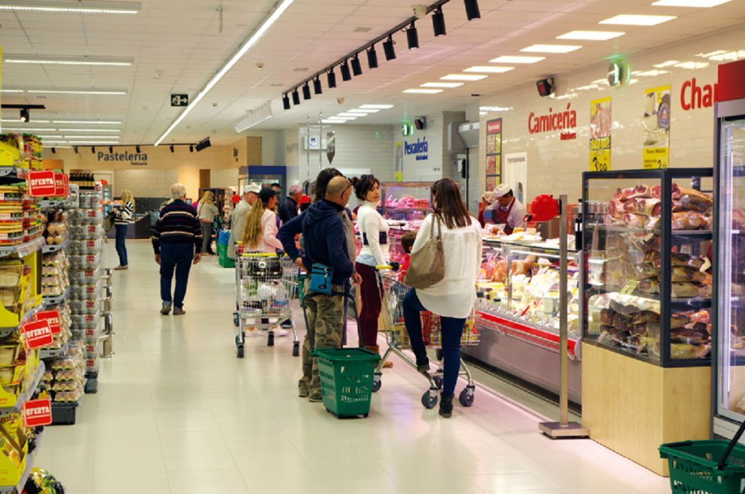 Ciudadanos comprando en el supermercado. Ciudadanos comprando en el supermercado.