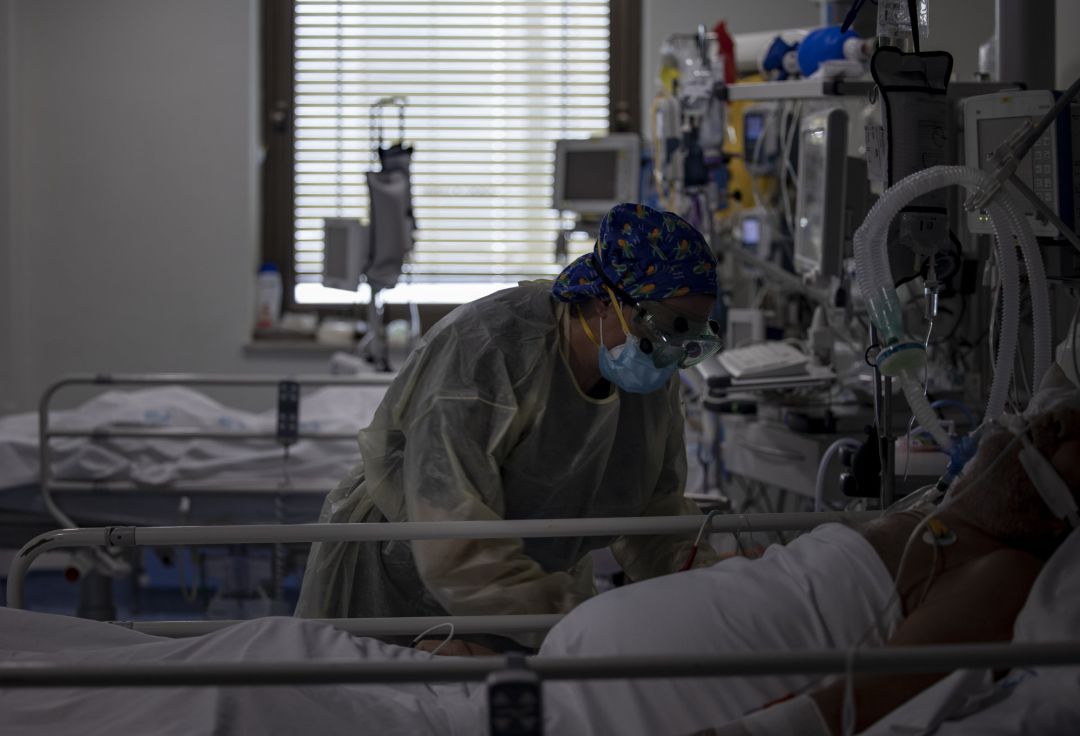 Una trabajadora de la limpieza durante su jornada laboral en la Unidad de Cuidados Intensivos en un hospital. Una trabajadora de la limpieza durante su jornada laboral en la Unidad de Cuidados Intensivos en un hospital.