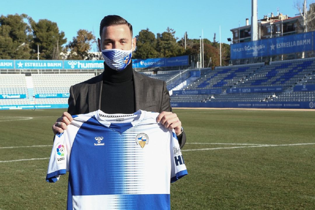 Álvaro Vázquez posa en la Nova Creu Alta con su nueva camiseta. Álvaro Vázquez posa en la Nova Creu Alta con su nueva camiseta.