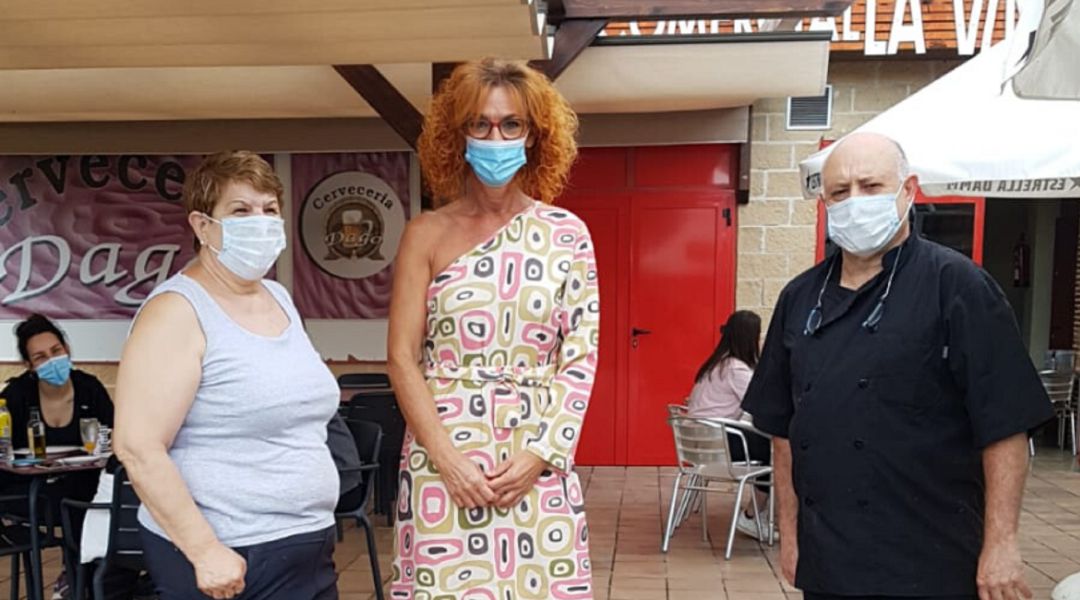 Antonia Alcázar, alcaldesa de Velilla, reunida con dos hosteleros este verano. Antonia Alcázar, alcaldesa de Velilla, reunida con dos hosteleros este verano.