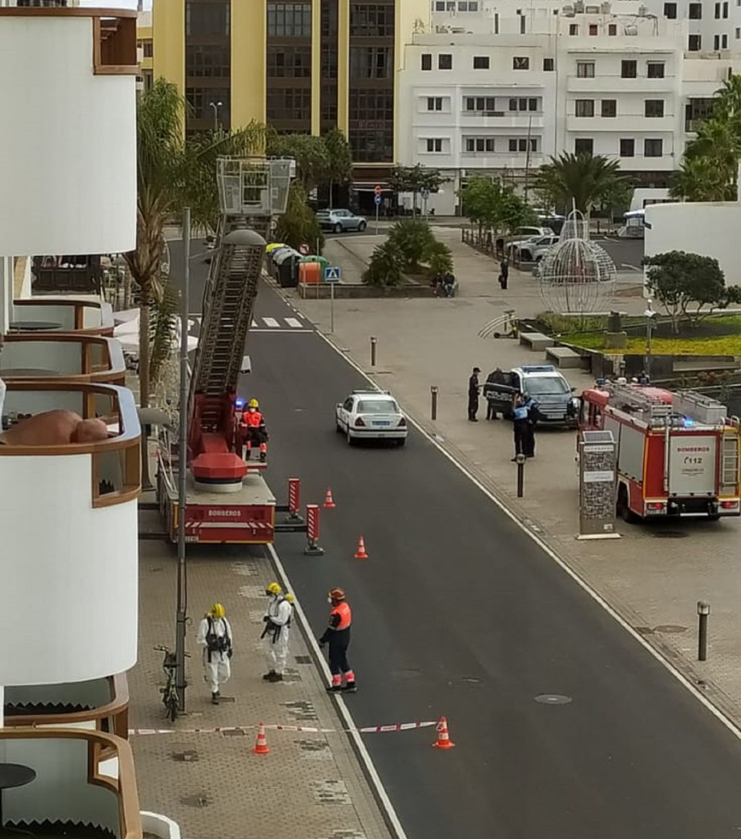 Los bomberos de Lanzarote accediendo a la vivienda. Los bomberos de Lanzarote accediendo a la vivienda.