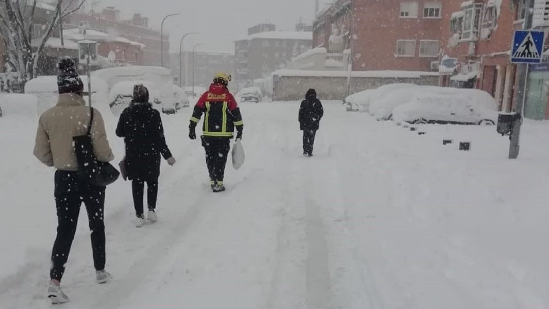Los servicios municipales y voluntarios tuvieron que hacerse cargo del rescate, traslado y albergue de conductores atrapados en carreteras autonómicas. Los servicios municipales y voluntarios tuvieron que hacerse cargo del rescate, traslado y albergue de conductores atrapados en carreteras autonómicas.