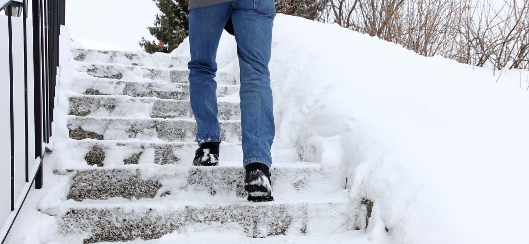 El caminar por la nieve helada puede provocar caídas y roturas. El caminar por la nieve helada puede provocar caídas y roturas.