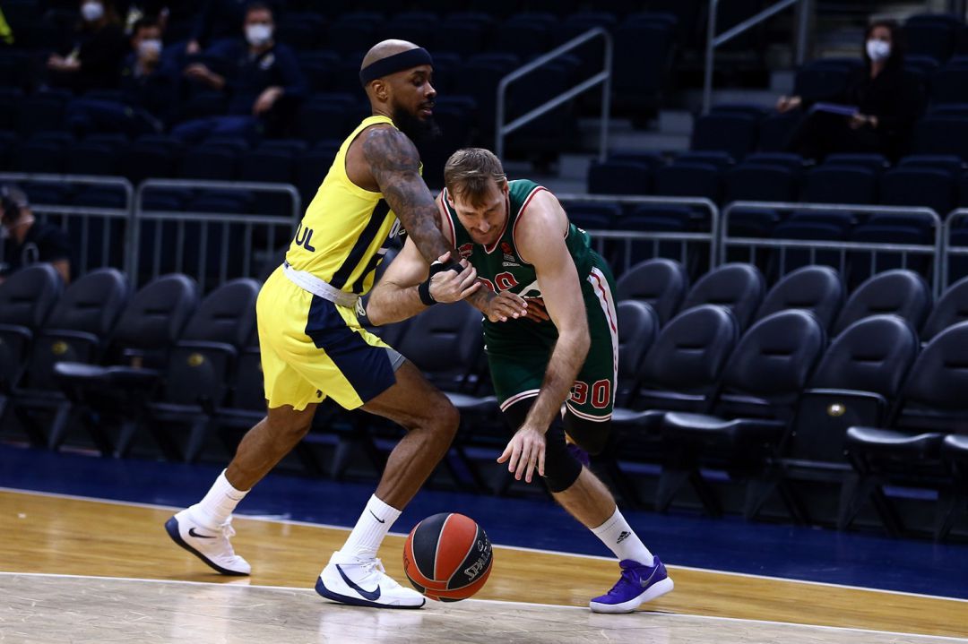 Zoran Dragic defendido por Lorenzo Brown. Zoran Dragic defendido por Lorenzo Brown.