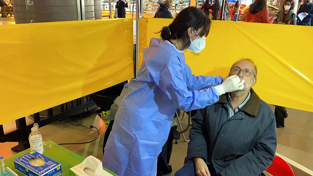 Una persona fent un test ràpid d'antígens Una persona fent un test ràpid d'antígens