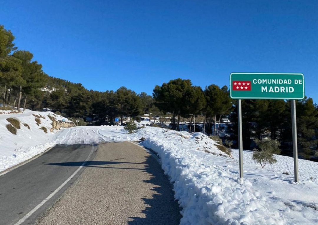 La carretera continúa completamente nevada tras entrar en la comunidad autónoma de Madrid. La carretera continúa completamente nevada tras entrar en la comunidad autónoma de Madrid.