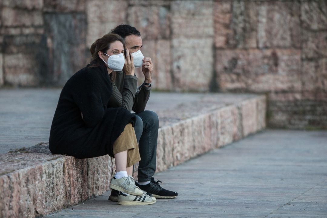 Una pareja con mascarillas descansa en la Plaza de Colón de Madrid durante la fase 0 de la desescalada donde las salidas para realizar deporte o pasear. Una pareja con mascarillas descansa en la Plaza de Colón de Madrid durante la fase 0 de la desescalada donde las salidas para realizar deporte o pasear.
