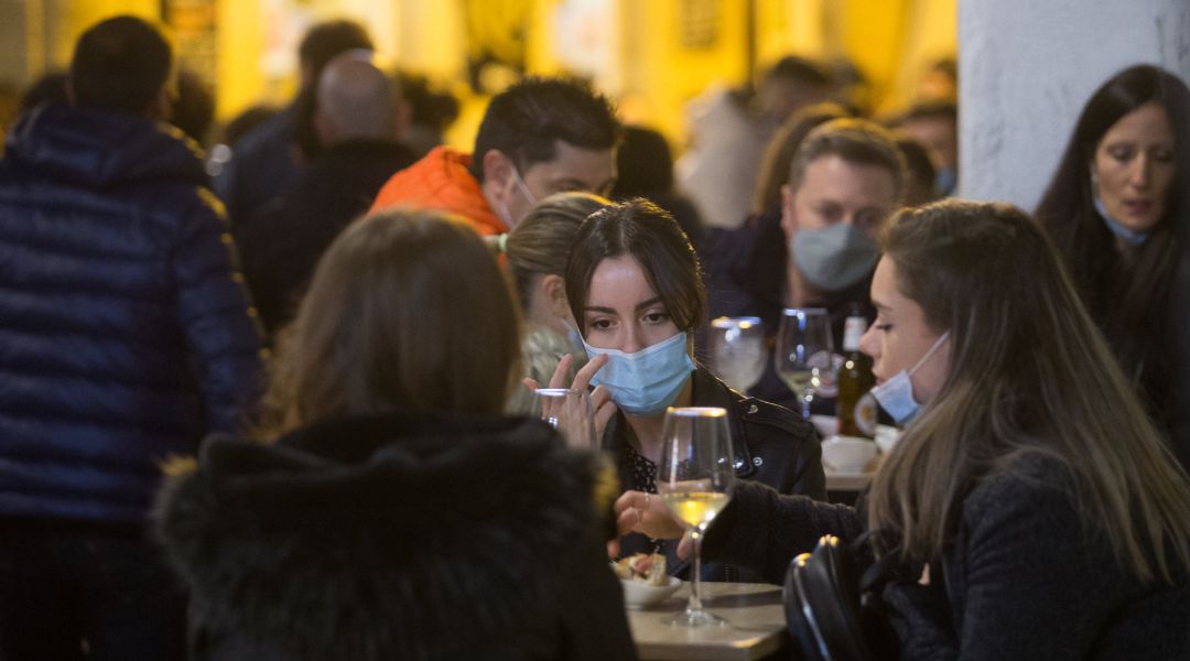 Ciudadanos en la terraza de un bar de Lugo a 12 de diciembre de 2020 (Archivo) Ciudadanos en la terraza de un bar de Lugo a 12 de diciembre de 2020 (Archivo)