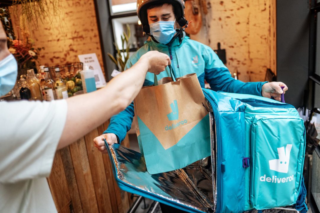 Un rider de Deliveroo, en una imagen de archivo Un rider de Deliveroo, en una imagen de archivo