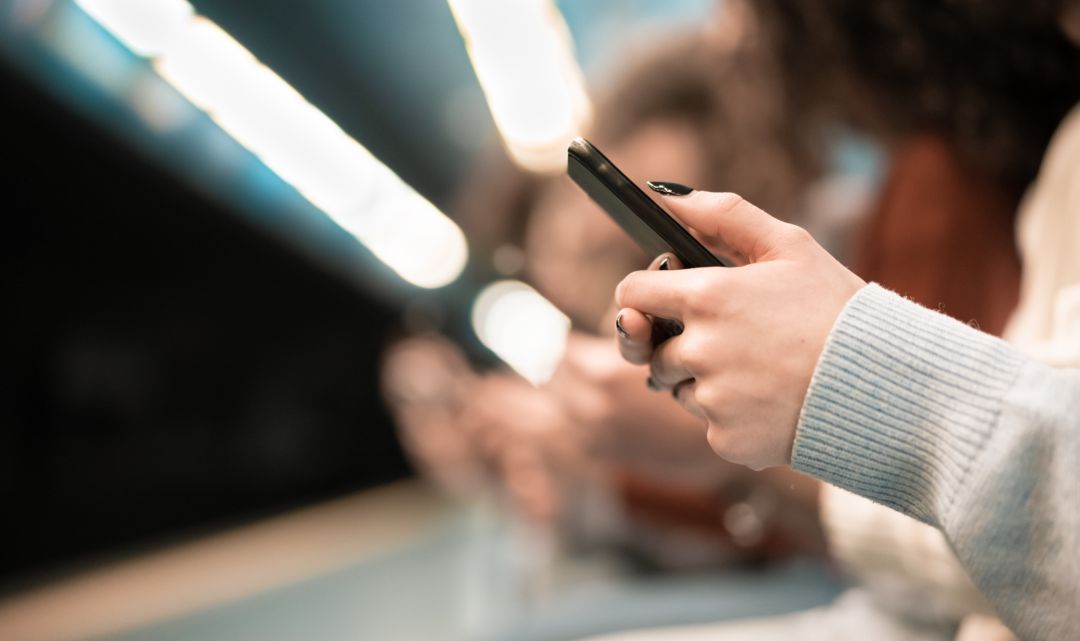 Una persona utilizando el teléfono móvil. Una persona utilizando el teléfono móvil.