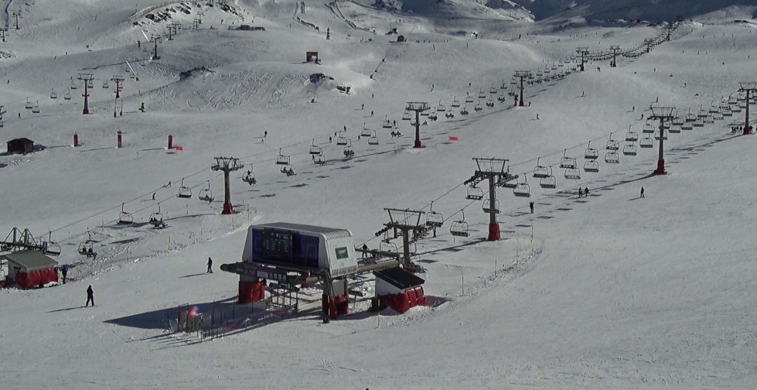 La estación granadina ofrece buena nieve y sol para la práctica del esquí La estación granadina ofrece buena nieve y sol para la práctica del esquí