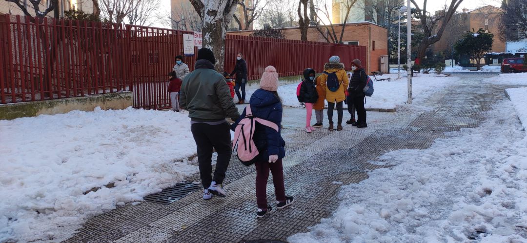 Un grupo de alumnos espera a entrar a clase al José Serna de Albacete este miércoles Un grupo de alumnos espera a entrar a clase al José Serna de Albacete este miércoles