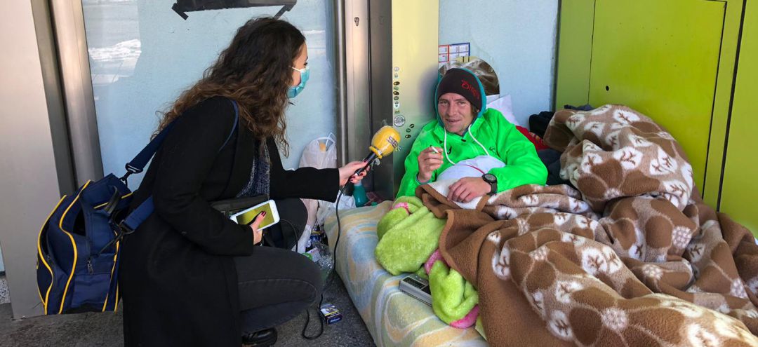 Nicolás, una persona sin hogar que vive en un portal en la punta del parque, nos cuenta cómo afronta estas bajas temperaturas Nicolás, una persona sin hogar que vive en un portal en la punta del parque, nos cuenta cómo afronta estas bajas temperaturas
