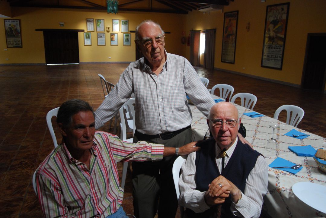 Salvador Romero, de pie, durante la comida homenaje de Los Amigos del Chic, a Florencio Ruiz Lara en la Finca El Algarrobo, propiedad del maestro Ruiz Miguel, sentado a la izquierda. Salvador Romero, de pie, durante la comida homenaje de Los Amigos del Chic, a Florencio Ruiz Lara en la Finca El Algarrobo, propiedad del maestro Ruiz Miguel, sentado a la izquierda.