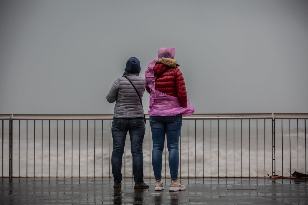 Dos mujeres en el paseo marítimo Dos mujeres en el paseo marítimo