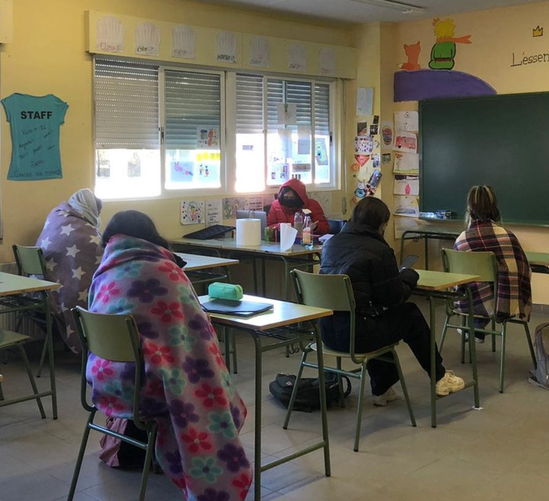 Con mantas y abrigos para soportar el frío en las aulas del Instituto La Gándara de Toreno Con mantas y abrigos para soportar el frío en las aulas del Instituto La Gándara de Toreno