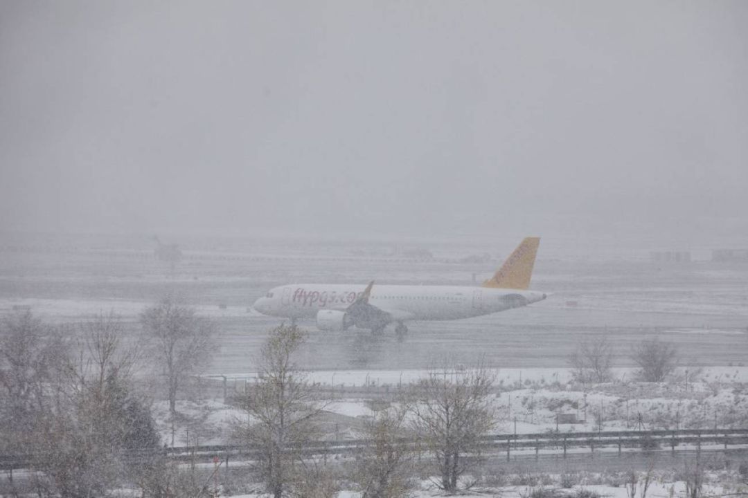 Un avión de la compañía Flypgs en el Aeropuerto de Madrid-Barajas Adolfo Suárez, en Madrid (España), a 8 de enero de 2021 Un avión de la compañía Flypgs en el Aeropuerto de Madrid-Barajas Adolfo Suárez, en Madrid (España), a 8 de enero de 2021