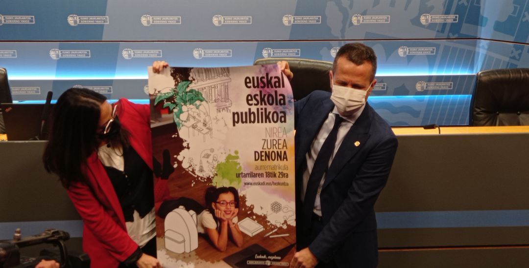 El consejero de educación, Jokin Bildarratz, presenta el cartel de la campaña de prematriculación que arranca el 18 de enero El consejero de educación, Jokin Bildarratz, presenta el cartel de la campaña de prematriculación que arranca el 18 de enero