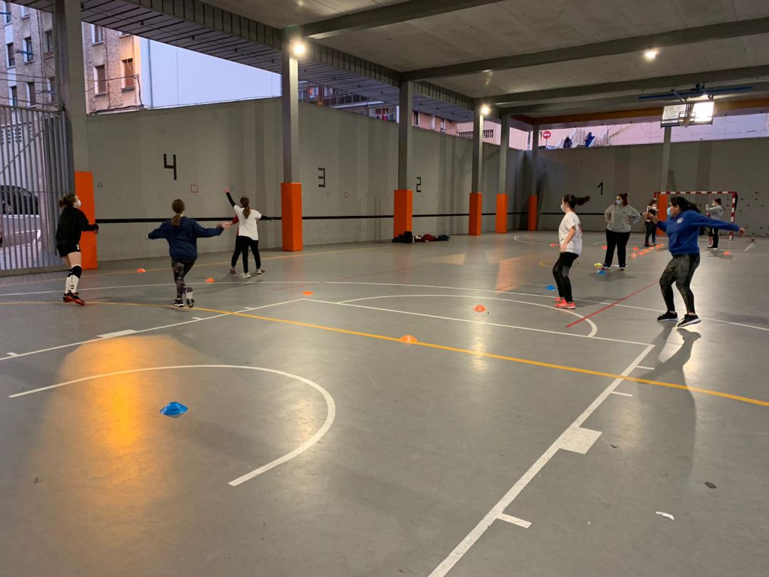 Uno de los grupos burbuja del club de balonmano San Adrián durante su entrenamiento de este miércoles Uno de los grupos burbuja del club de balonmano San Adrián durante su entrenamiento de este miércoles