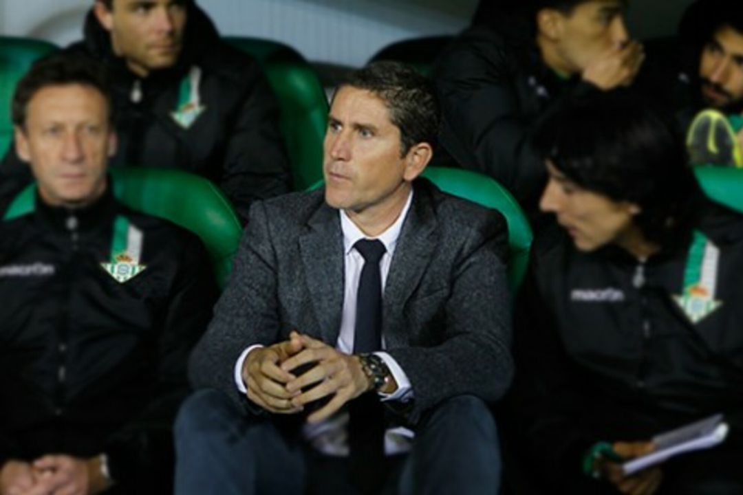 Juan Carlos Garrido durante su estancia en el banquillo del Betis Juan Carlos Garrido durante su estancia en el banquillo del Betis