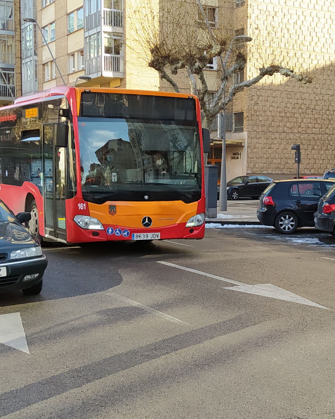 Autobús urbano circulando por la calle Vitoria Autobús urbano circulando por la calle Vitoria