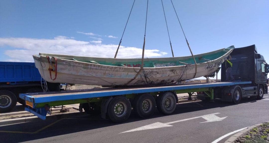 Momento de la retirada de un cayuco Momento de la retirada de un cayuco
