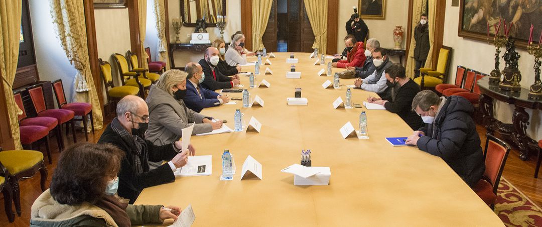 Reuión de los grupos políticos con representantes de la hostelería y el comercio Reuión de los grupos políticos con representantes de la hostelería y el comercio