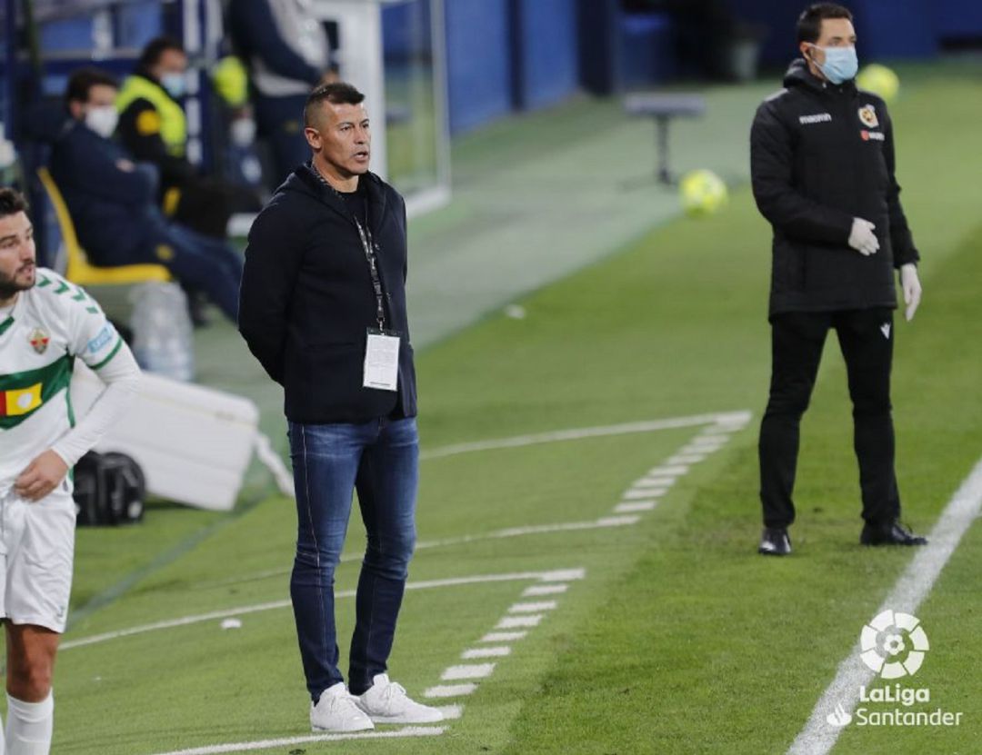 Jorge Almirón en la zona técnica durante un partido en el Martínez Valero Jorge Almirón en la zona técnica durante un partido en el Martínez Valero