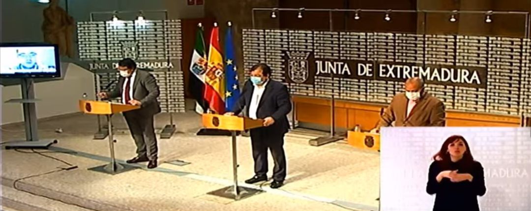 Comparecencia del presidente de la Junta de Extremadura (centro) el consejero de sanidad (izquierda) y el consejero de economía (derecha) Comparecencia del presidente de la Junta de Extremadura (centro) el consejero de sanidad (izquierda) y el consejero de economía (derecha)