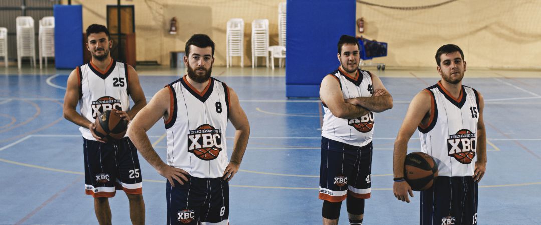 Los jugadores posan con la nueva equipación Los jugadores posan con la nueva equipación