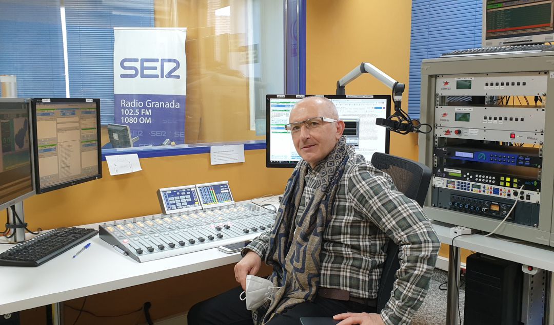 El investigador Enrique Herrera, en los estudios de Radio Granada-SER El investigador Enrique Herrera, en los estudios de Radio Granada-SER