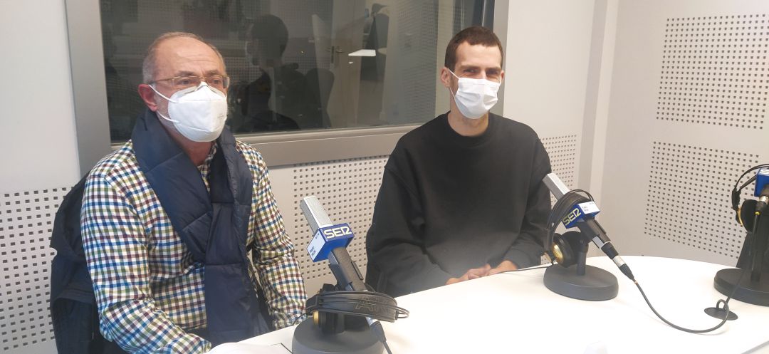 José Ramón Lorenzo y Oier Gil, en representación de la A.VV de Mendelu, en el estudio de Radio Irun. José Ramón Lorenzo y Oier Gil, en representación de la A.VV de Mendelu, en el estudio de Radio Irun.