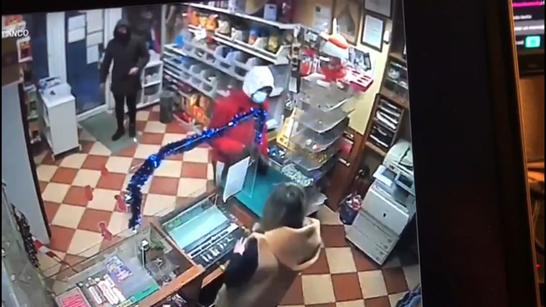 Esta redacción ha logrado tener acceso al video del momento en el que los atracadores amenazan a punta de pistola a la dependienta de esta expededuría Esta redacción ha logrado tener acceso al video del momento en el que los atracadores amenazan a punta de pistola a la dependienta de esta expededuría