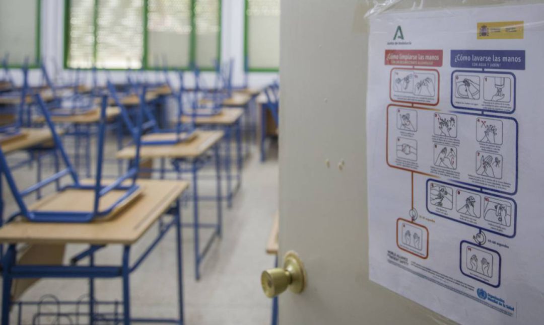 Cartel recordando las medidas de seguridad en la puerta de las aulas de un centro educativo Cartel recordando las medidas de seguridad en la puerta de las aulas de un centro educativo