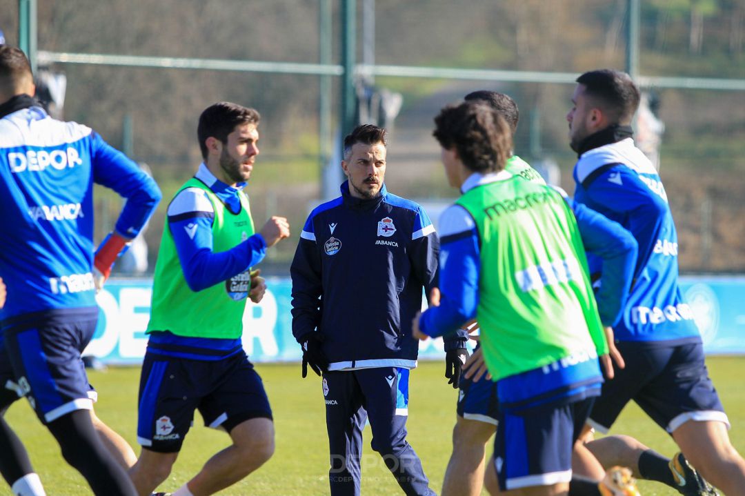 De la Barrera dirigió el primer entrenamiento a los mandos del Deportivo De la Barrera dirigió el primer entrenamiento a los mandos del Deportivo