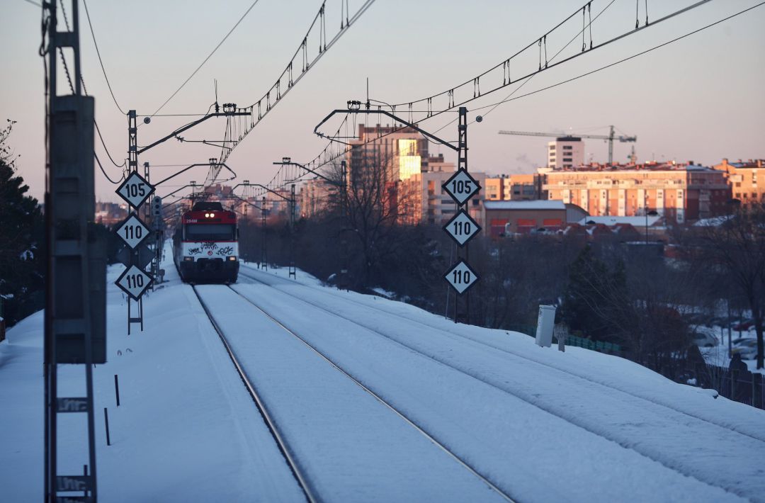 Tren de la línea C5 a su paso por la Estación de Alcorcón rodeado de nieve. Tren de la línea C5 a su paso por la Estación de Alcorcón rodeado de nieve.