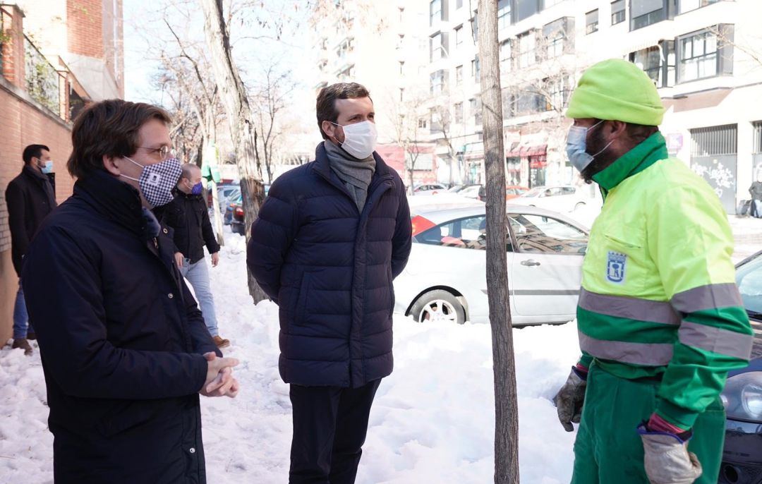 Pablo Casado visita la Empresa Municipal de Transportes de Madrid junto al alcalde de Madrid, José Luis Martínez-Almeida.
Pablo Casado visita la Empresa Municipal de Transportes de Madrid junto al alcalde de Madrid, José Luis Martínez-Almeida.