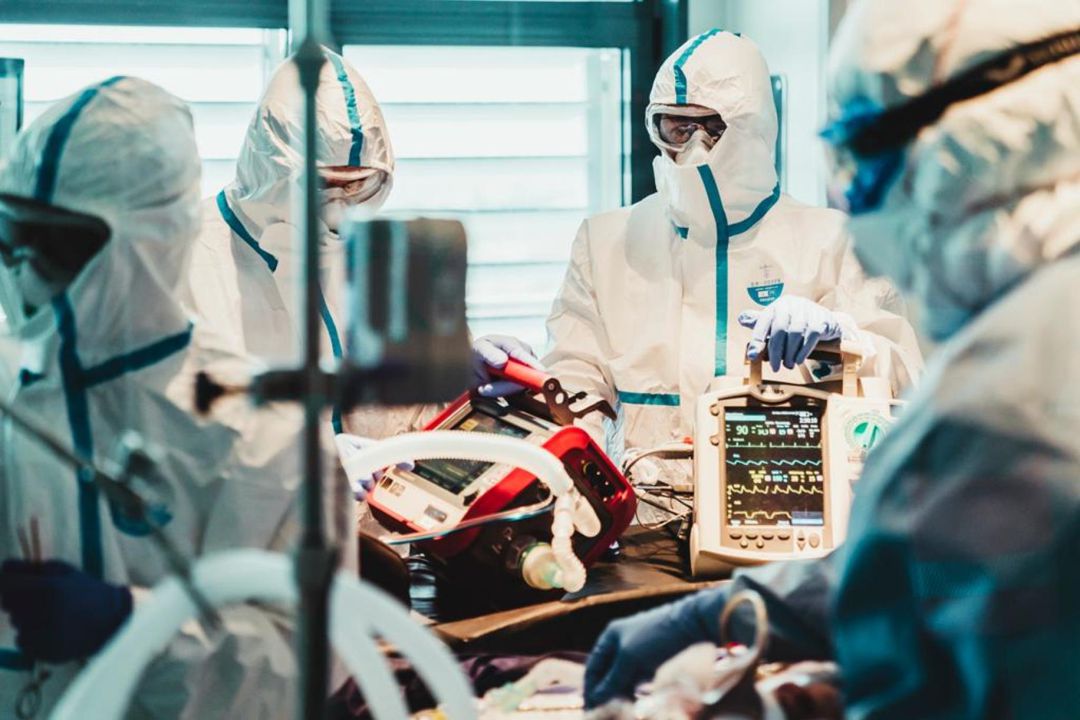Imagen de profesionales sanitarios en una UCI en Son Espases Imagen de profesionales sanitarios en una UCI en Son Espases
