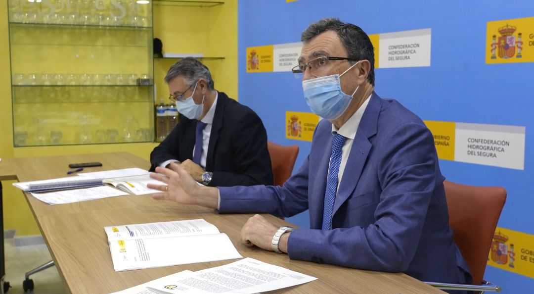 El alcalde de Murcia, José Ballesta, y el presidente de la CHS, Mario Urrea, durante la reunión mantenida esta mañana El alcalde de Murcia, José Ballesta, y el presidente de la CHS, Mario Urrea, durante la reunión mantenida esta mañana