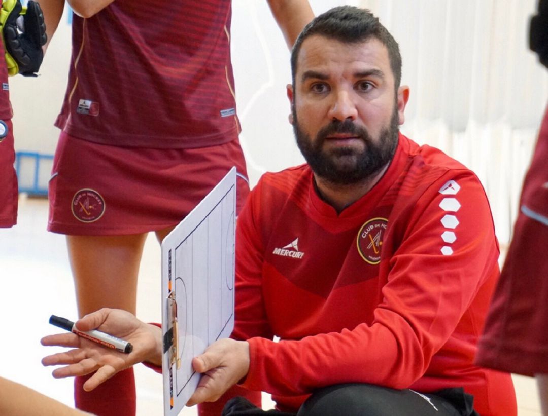 Foto reciente de Raúl Gómez dando instrucciones técnicas Foto reciente de Raúl Gómez dando instrucciones técnicas