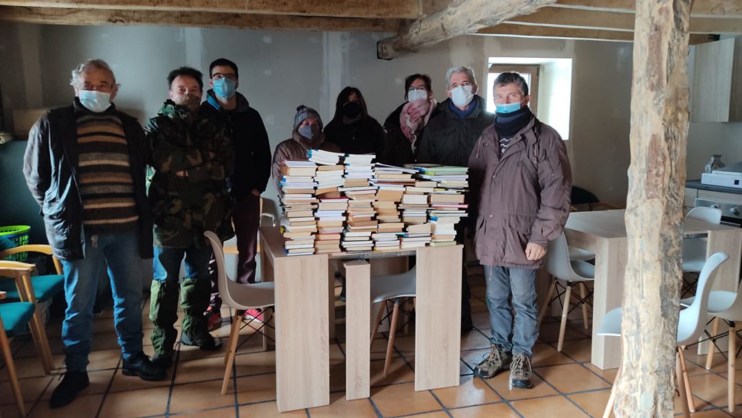 Momento de la entrega del lote de 200 libros por parate de la Asociación La Braña a la pedanía de Nava de Santullán Momento de la entrega del lote de 200 libros por parate de la Asociación La Braña a la pedanía de Nava de Santullán