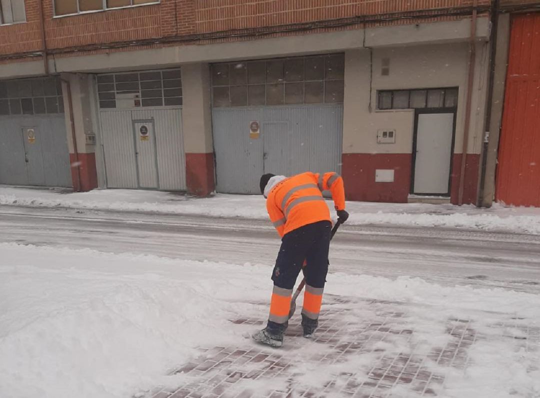 Un voluntario limpia una de las aceras de Peñafiel Un voluntario limpia una de las aceras de Peñafiel