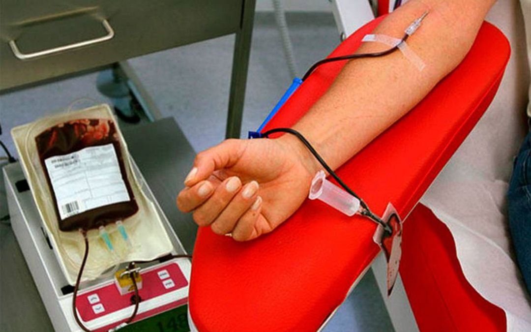 Una mujer donando sangre. Una mujer donando sangre.