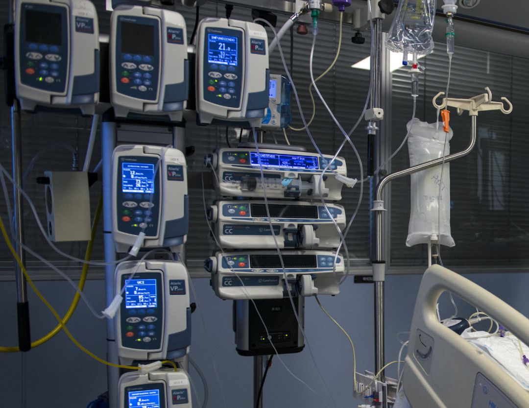Un paciente ingresado en la Unidad de Cuidados Intensivos (UCI) para enfermos de coronavirus. Un paciente ingresado en la Unidad de Cuidados Intensivos (UCI) para enfermos de coronavirus.