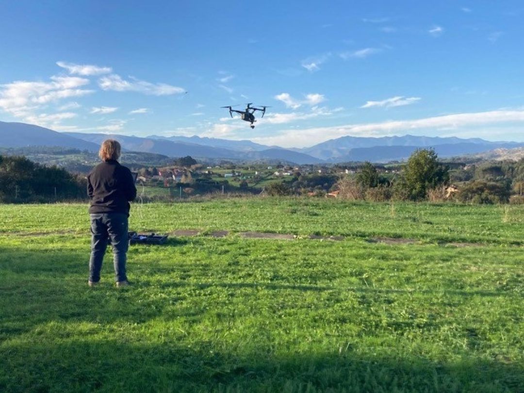 La investigadora Viola Bruschi maneja un dron La investigadora Viola Bruschi maneja un dron