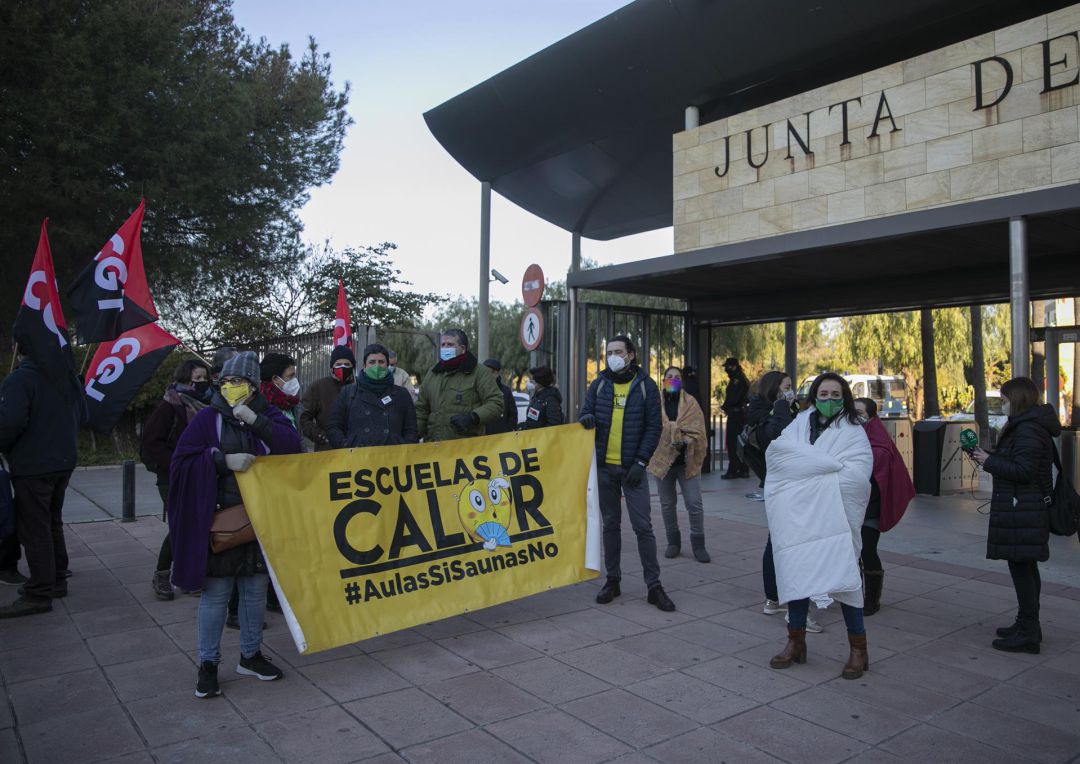 Concentración de la plataforma Escuelas de Calor para protestar por la situación de las aulas ante las bajas temperaturas Concentración de la plataforma Escuelas de Calor para protestar por la situación de las aulas ante las bajas temperaturas