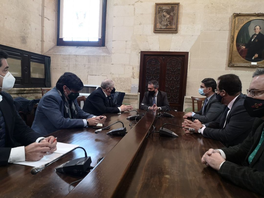El alcalde Juan Espadas, en el centro de la imagen, conversa con el presidente del Consejo, Francisco Vélez El alcalde Juan Espadas, en el centro de la imagen, conversa con el presidente del Consejo, Francisco Vélez