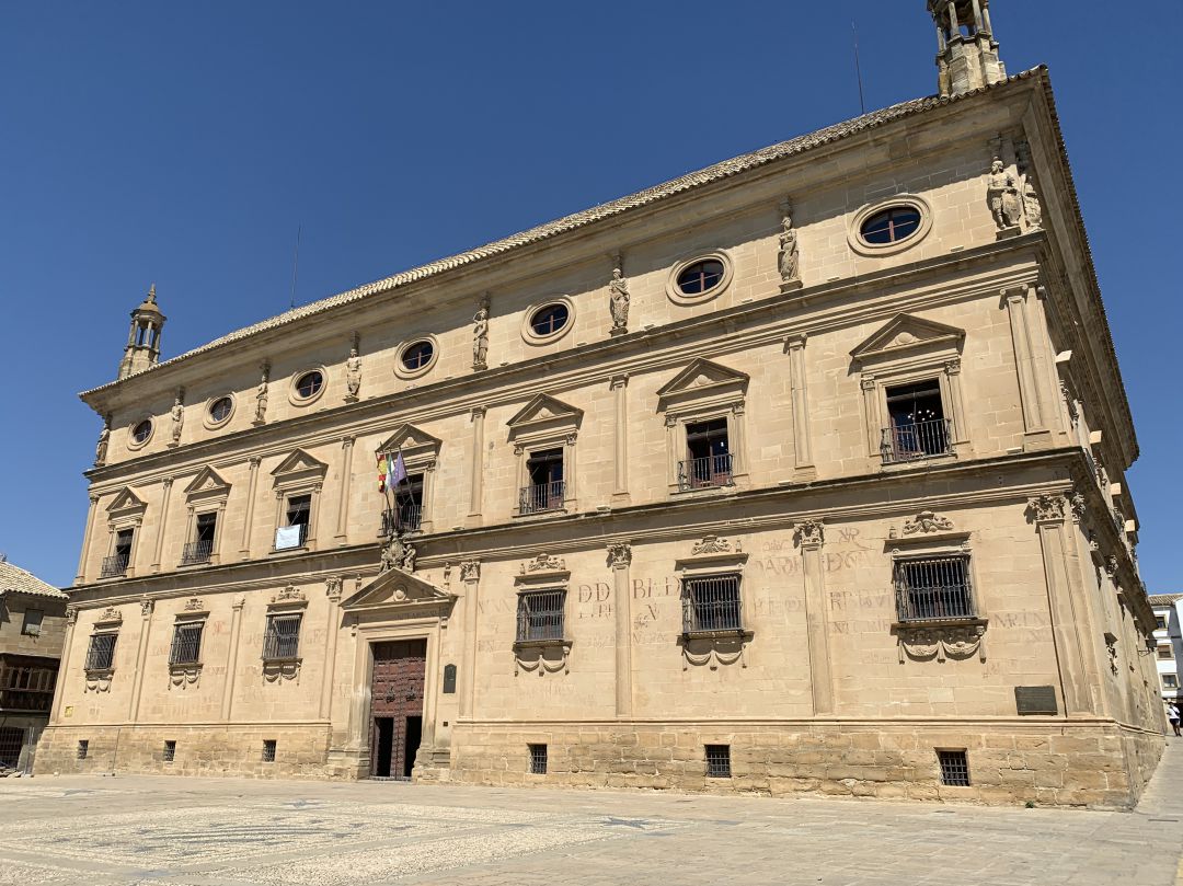 Palacio de las Cadenas, edificio que acoge las dependencias del Ayuntamiento de Úbeda Palacio de las Cadenas, edificio que acoge las dependencias del Ayuntamiento de Úbeda