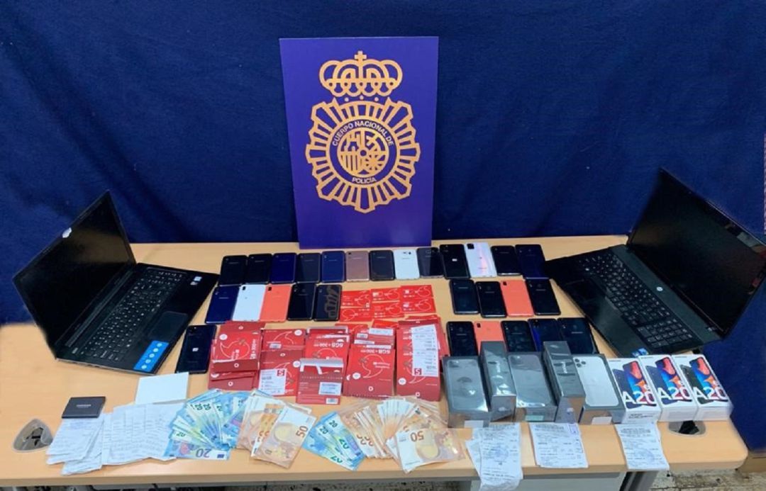 Detenido en València un joven que robó datos de 4.000 tarjetas para comprar en tiendas y sacar en cajeros Detenido en València un joven que robó datos de 4.000 tarjetas para comprar en tiendas y sacar en cajeros