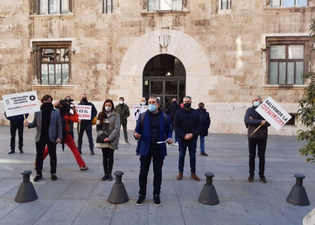 Miembros de la Coordinadora Empresarial del Ocio y la Hostelería se manifiestan ante el Palau de la Generalitat Miembros de la Coordinadora Empresarial del Ocio y la Hostelería se manifiestan ante el Palau de la Generalitat